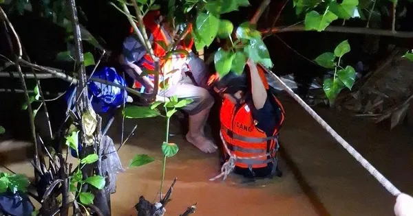 Mưa như trút, đường phố Đà Nẵng ngập nặng