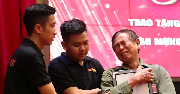 Thân nhân các liệt sĩ bật khóc khi nhận ảnh ‘Tô màu ký ức’