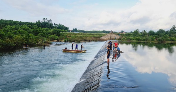 Vụ 7 học sinh bị lũ cuốn ở Quảng Ninh: Huy động hơn 1.000 người tìm kiếm nạn nhân mất tích