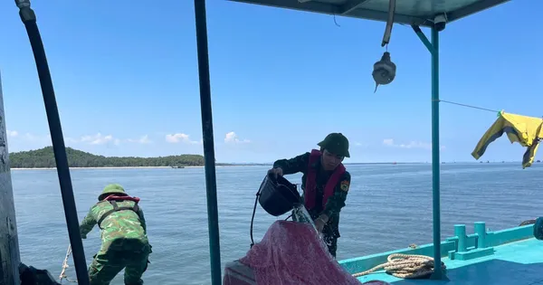 Cháy tàu bán xăng dầu ở Móng Cái, 3 người bị thương