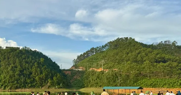 Ô tô lao xuống đập nước ở Quảng Ninh trong đêm, hai vợ chồng tử vong