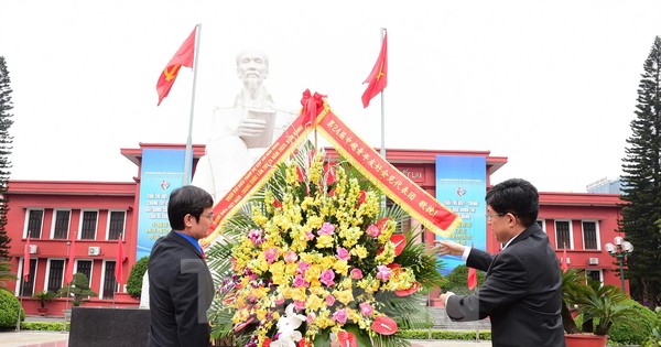 Đoàn đại biểu Gặp gỡ hữu nghị thanh niên Việt Nam - Trung Quốc 2025 dâng hoa tưởng nhớ Chủ tịch Hồ Chí Minh