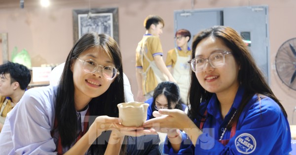 Thanh niên Trung Quốc tham quan, trải nghiệm làm gốm tại Bảo tàng gốm Bát Tràng