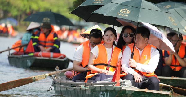 Thanh niên Trung Quốc chiêm ngưỡng vẻ đẹp hùng vĩ danh thắng Tràng An