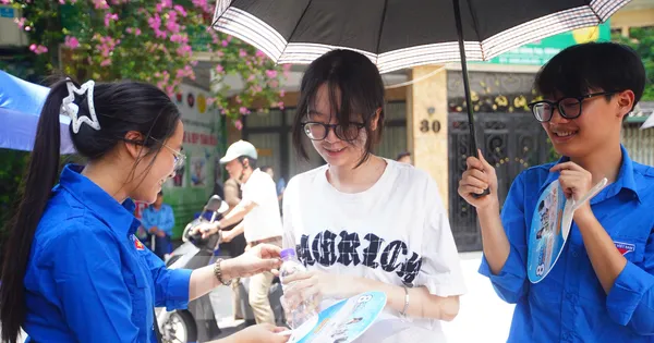 Thanh niên tình nguyện 'đội nắng' tiếp sức sĩ tử vượt vũ môn