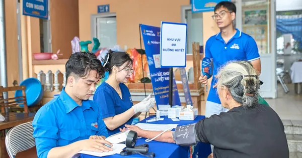 Sinh viên blouse trắng thắp sáng bản làng Bắc Kạn