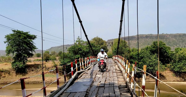Gia Lai: Thót tim cảnh người dân băng qua cầu treo 'vá víu' tứ bề