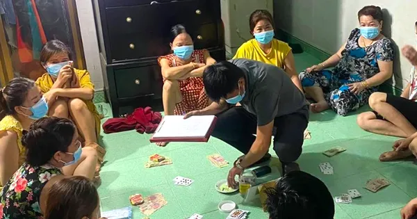 Nữ trưởng phòng công ty bảo hiểm đánh bạc với 9 phụ nữ
