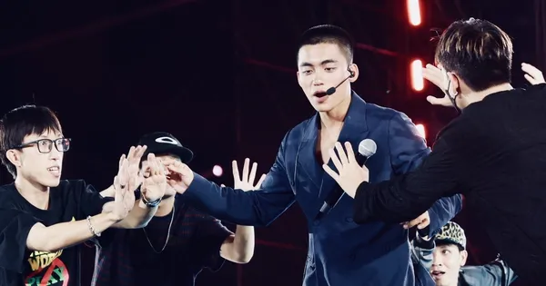 Dàn sao trẻ hot nhất Việt Nam dầm mình dưới mưa
