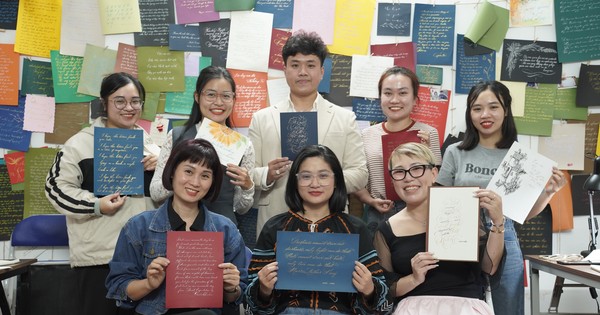 Lớp học viết chữ Calligraphy có gì mà thu hút nhiều người?