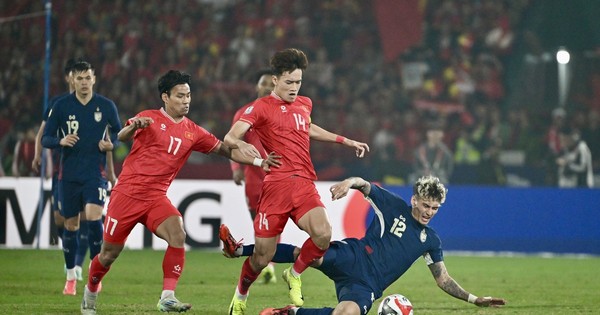 Tuyển thủ Thái Lan không được phép cùng HLV Kim Sang-sik so tài với MU