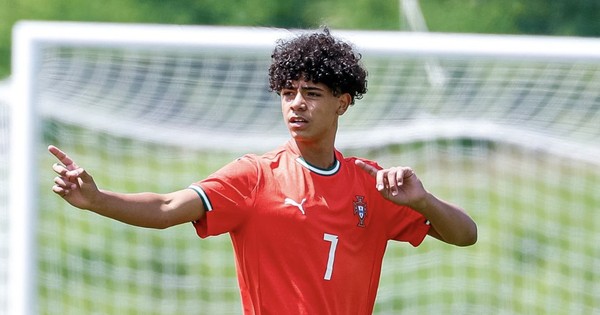 Con trai Ronaldo ra mắt tuyển trẻ Bồ Đào Nha