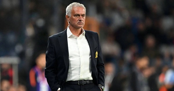 Jose Mourinho chính thức trắng tay, phát biểu đầy cay cú khi bị đối thủ chọc tức