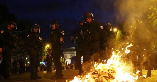 CĐV đốt phá trong đêm PSG đăng quang khiến hàng ngàn cảnh sát Paris phải can thiệp