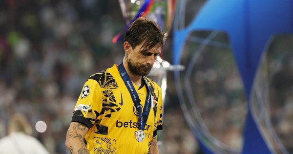 Chỉ... 1 CĐV đón Inter về nước sau thảm bại ở chung kết Champions League