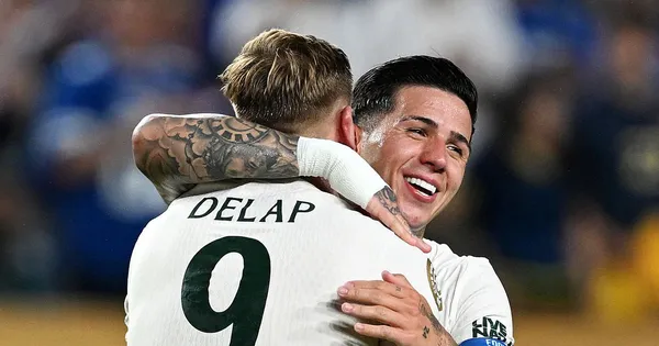 Chelsea thắng đậm nhưng vẫn mất ngôi đầu phút cuối