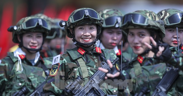 Những 'bông hồng thép' hợp luyện tại sân bay Biên Hòa