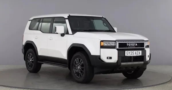 Toyota Land Cruiser Prado có thêm bản 2 chỗ