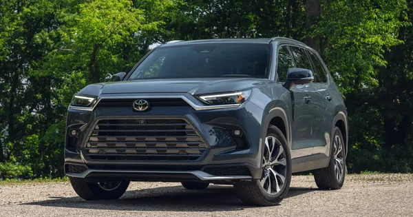 Xe xăng bán chạy, Toyota tiếp tục hoãn sản xuất ô tô điện