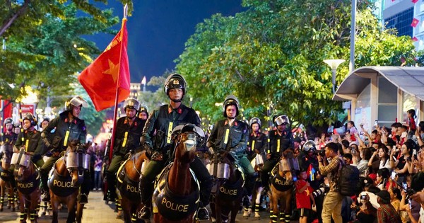 Hàng nghìn người hò reo cổ vũ Cảnh sát cơ động kỵ binh biểu diễn đêm 30/4