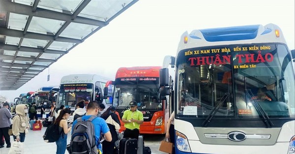 Tàu hỏa, máy bay, đường sắt 'nóng' từng ngày trước cao điểm du lịch 30/4 - 1/5