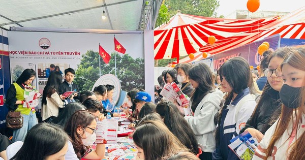 Trước 'ma trận' thông tin tuyển sinh đại học: Đến tận trường để nghe tư vấn