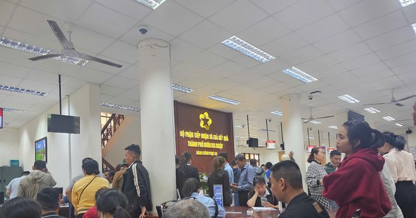 Dân xếp hàng từ mờ sáng làm thủ tục đất đai, chính quyền mở dịch vụ trực tuyến