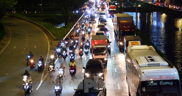 Xe cộ xếp hàng cửa ngõ TPHCM trong chiều tối trước kỳ nghỉ giỗ Tổ