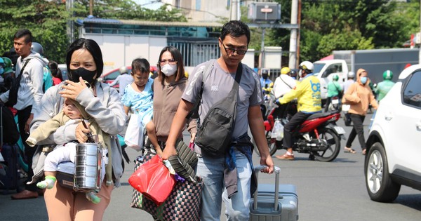 Người dân lỉnh kỉnh đồ đạc rời TPHCM về quê nghỉ lễ giỗ Tổ