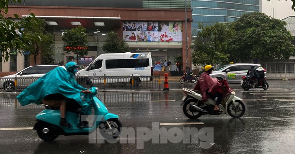 Mây đen bao phủ, TPHCM mưa lớn trái mùa