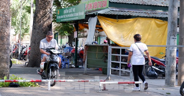 Cận cảnh loạt vỉa hè được đề nghị tháo thanh chắn xe máy ở TPHCM