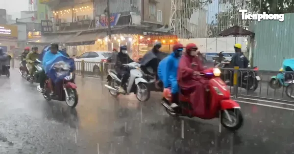 Áp thấp nhiệt đới trên Biển Đông, TPHCM và Nam bộ tiếp tục mưa lớn