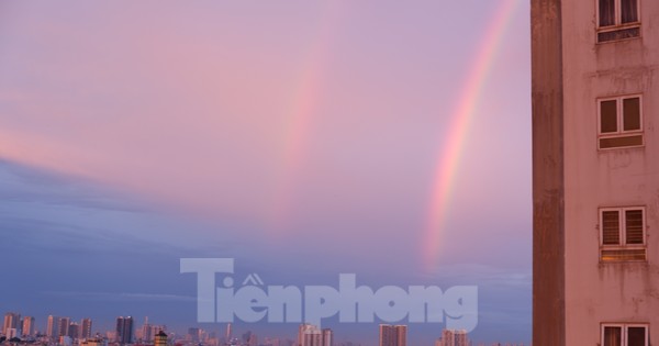 Người dân TPHCM thích thú thấy cầu vồng 'song sinh' rực rỡ trên bầu trời