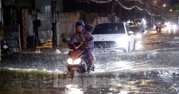 Mưa sầm sập từ chiều đến tối, người dân TPHCM bì bõm lội nước về