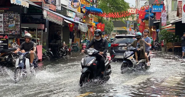 Người dân và du khách bì bõm lội nước ở 'phố Tây' Bùi Viện sau mưa lớn
