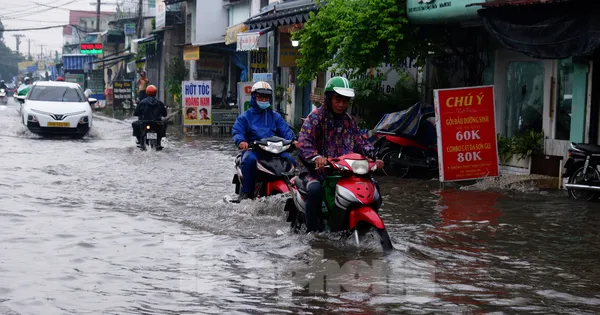 TPHCM mưa như trút gây ngập nặng, xe chết máy hàng loạt