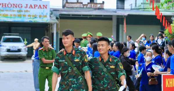 Chiến sĩ trẻ ôn thi trong doanh trại, nuôi ước mơ vào Học viện Biên Phòng
