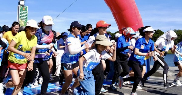 Thanh niên chạy bộ hưởng ứng Kỷ niệm 50 năm Ngày Giải phóng miền Nam