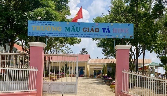 Bé trai tử vong do xích đu trong sân trường đổ đè lên người