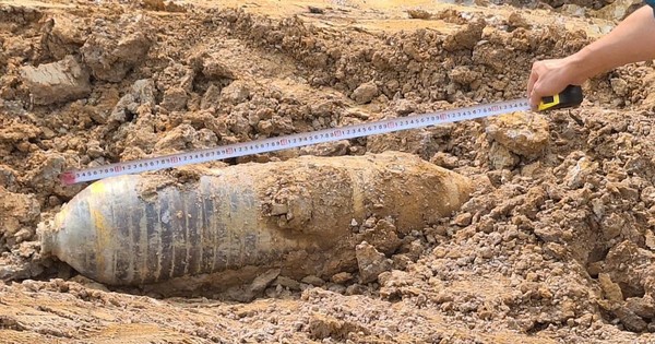 Đào hồ, phát hiện vật thể dài gần 1m nghi bom ở Lâm Đồng