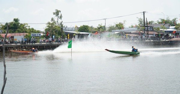 Kịch tính cuộc đua thuyền máy trên sông nước rừng U Minh Hạ