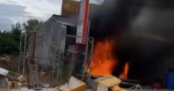 Cháy lớn kho chứa bia, nước ngọt