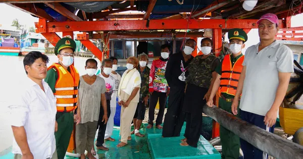Cứu 8 người nước ngoài trôi dạt trên biển Cà Mau