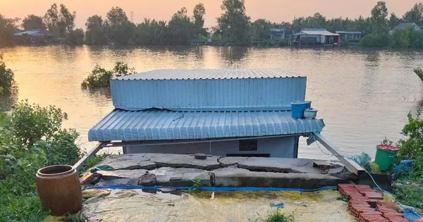 Nhiều nhà dân ở Cà Mau bị cuốn xuống sông trong đêm