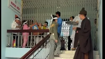Tố bác sĩ tắc trách, người nhà làm náo loạn Trung tâm y tế để lễ 'trục vong'