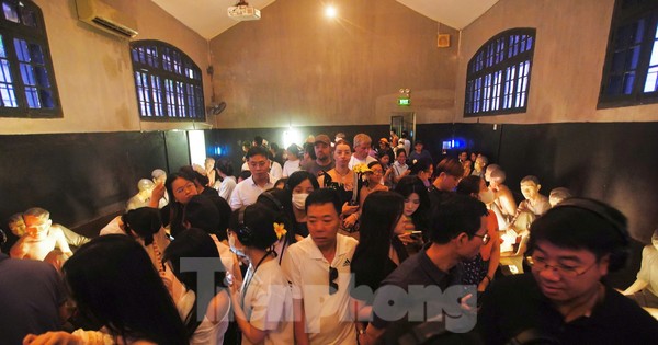 Nhà tù Hỏa Lò đông nghịt, khách nhích từng bước