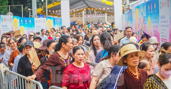 Người dân xếp hàng cả cây số để vào chùa Quán Sứ