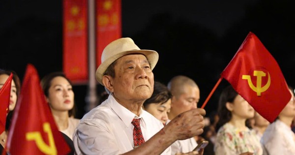 Hàng nghìn khán giả xúc động khi xem chương trình nghệ thuật 'Người là Hồ Chí Minh'