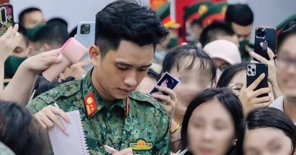 Thấy gì từ tình trạng hàng nghìn người đổ xô ra ga tàu, vây quanh nam thần quân đội?
