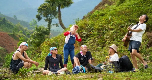Gia đình Haha: Khi nghệ sĩ tắm giếng, ngủ chiếu tre và cười xỉu